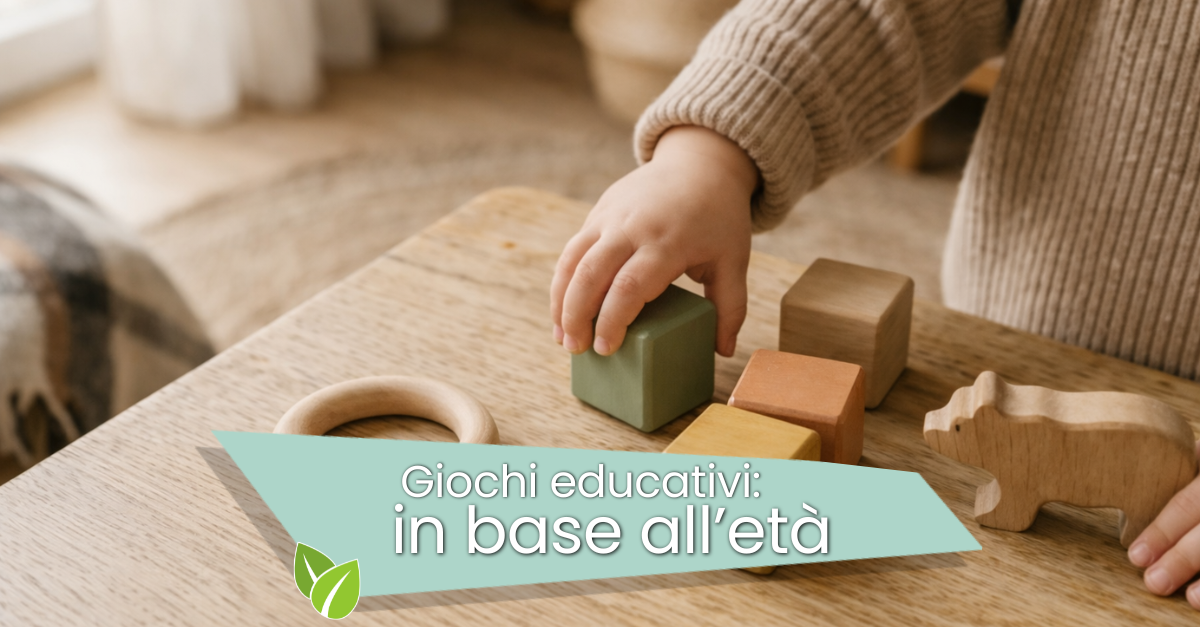 bambino che gioca con giochi di legno su un tavolo di legno chiaro
