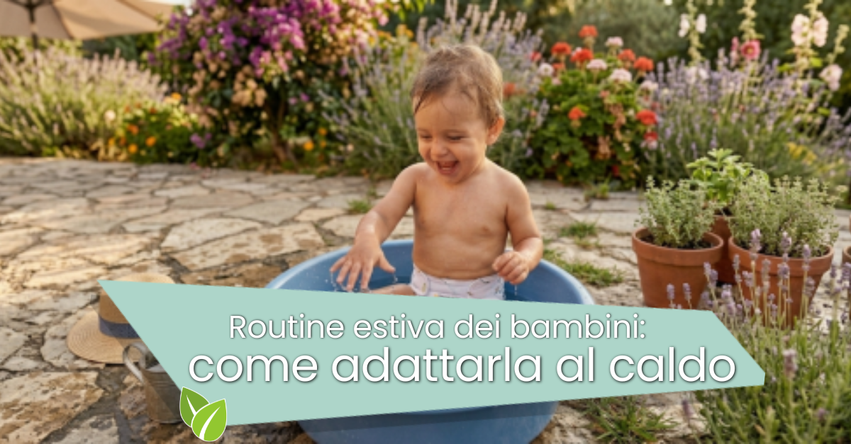 bambino in una bacinella d'acqua che gioca e schizza con l'acqua.